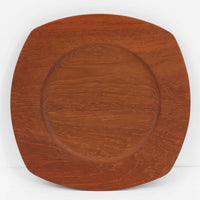 1960年代、デンマーク・モダンの黄金期にポール・クヌーセンが手がけたチーク無垢材のプレートです。「実用工芸」を意味するブランド名の通り、木の質感を活かした滑らかな曲線と、洗練されたミニマルな造形美が魅力。半世紀を経て深く色づいたチーク材は「木の宝石」と称されるほど美しく、食卓に温かな品格を添えます。食器としてはもちろん、インテリアトレイとしても重宝する、一期一会のヴィンテージ名作です。