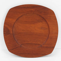 1960年代、デンマーク・モダンの黄金期にポール・クヌーセンが手がけたチーク無垢材のプレートです。「実用工芸」を意味するブランド名の通り、木の質感を活かした滑らかな曲線と、洗練されたミニマルな造形美が魅力。半世紀を経て深く色づいたチーク材は「木の宝石」と称されるほど美しく、食卓に温かな品格を添えます。食器としてはもちろん、インテリアトレイとしても重宝する、一期一会のヴィンテージ名作です。