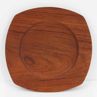 1960年代、デンマーク・モダンの黄金期にポール・クヌーセンが手がけたチーク無垢材のプレートです。「実用工芸」を意味するブランド名の通り、木の質感を活かした滑らかな曲線と、洗練されたミニマルな造形美が魅力。半世紀を経て深く色づいたチーク材は「木の宝石」と称されるほど美しく、食卓に温かな品格を添えます。食器としてはもちろん、インテリアトレイとしても重宝する、一期一会のヴィンテージ名作です。