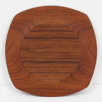 1960年代、デンマーク・モダンの黄金期にポール・クヌーセンが手がけたチーク無垢材のプレートです。「実用工芸」を意味するブランド名の通り、木の質感を活かした滑らかな曲線と、洗練されたミニマルな造形美が魅力。半世紀を経て深く色づいたチーク材は「木の宝石」と称されるほど美しく、食卓に温かな品格を添えます。食器としてはもちろん、インテリアトレイとしても重宝する、一期一会のヴィンテージ名作です。