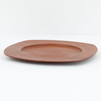 1960年代、デンマーク・モダンの黄金期にポール・クヌーセンが手がけたチーク無垢材のプレートです。「実用工芸」を意味するブランド名の通り、木の質感を活かした滑らかな曲線と、洗練されたミニマルな造形美が魅力。半世紀を経て深く色づいたチーク材は「木の宝石」と称されるほど美しく、食卓に温かな品格を添えます。食器としてはもちろん、インテリアトレイとしても重宝する、一期一会のヴィンテージ名作です。