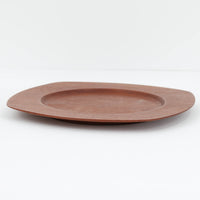 1960年代、デンマーク・モダンの黄金期にポール・クヌーセンが手がけたチーク無垢材のプレートです。「実用工芸」を意味するブランド名の通り、木の質感を活かした滑らかな曲線と、洗練されたミニマルな造形美が魅力。半世紀を経て深く色づいたチーク材は「木の宝石」と称されるほど美しく、食卓に温かな品格を添えます。食器としてはもちろん、インテリアトレイとしても重宝する、一期一会のヴィンテージ名作です。