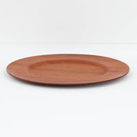 北欧ヴィンテージらしい、あたたかみのある木目が魅力のチーク材プレートです。突板(プライウッド)仕様のため、軽やかで扱いやすく、テーブルの雰囲気を上品にまとめてくれます。メーカー刻印等は見当たらず詳細は不明ですが、形状や素材感から1960年代頃のデンマーク製と思われます。アクセサリートレイや小物置きとしても使いやすい一枚です。