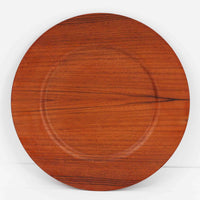 北欧ヴィンテージらしい、あたたかみのある木目が魅力のチーク材プレートです。突板(プライウッド)仕様のため、軽やかで扱いやすく、テーブルの雰囲気を上品にまとめてくれます。メーカー刻印等は見当たらず詳細は不明ですが、形状や素材感から1960年代頃のデンマーク製と思われます。アクセサリートレイや小物置きとしても使いやすい一枚です。