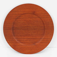 北欧ヴィンテージらしい、あたたかみのある木目が魅力のチーク材プレートです。突板(プライウッド)仕様のため、軽やかで扱いやすく、テーブルの雰囲気を上品にまとめてくれます。メーカー刻印等は見当たらず詳細は不明ですが、形状や素材感から1960年代頃のデンマーク製と思われます。アクセサリートレイや小物置きとしても使いやすい一枚です。