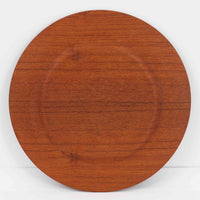 北欧ヴィンテージらしい、あたたかみのある木目が魅力のチーク材プレートです。突板(プライウッド)仕様のため、軽やかで扱いやすく、テーブルの雰囲気を上品にまとめてくれます。メーカー刻印等は見当たらず詳細は不明ですが、形状や素材感から1960年代頃のデンマーク製と思われます。アクセサリートレイや小物置きとしても使いやすい一枚です。