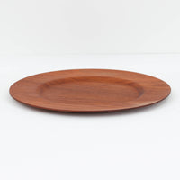 北欧ヴィンテージらしい、あたたかみのある木目が魅力のチーク材プレートです。突板(プライウッド)仕様のため、軽やかで扱いやすく、テーブルの雰囲気を上品にまとめてくれます。メーカー刻印等は見当たらず詳細は不明ですが、形状や素材感から1960年代頃のデンマーク製と思われます。アクセサリートレイや小物置きとしても使いやすい一枚です。