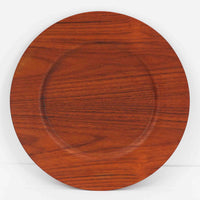 北欧ヴィンテージらしい、あたたかみのある木目が魅力のチーク材プレートです。突板(プライウッド)仕様のため、軽やかで扱いやすく、テーブルの雰囲気を上品にまとめてくれます。メーカー刻印等は見当たらず詳細は不明ですが、形状や素材感から1960年代頃のデンマーク製と思われます。アクセサリートレイや小物置きとしても使いやすい一枚です。