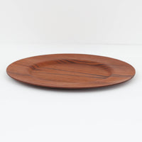 北欧ヴィンテージらしい、あたたかみのある木目が魅力のチーク材プレートです。突板(プライウッド)仕様のため、軽やかで扱いやすく、テーブルの雰囲気を上品にまとめてくれます。メーカー刻印等は見当たらず詳細は不明ですが、形状や素材感から1960年代頃のデンマーク製と思われます。アクセサリートレイや小物置きとしても使いやすい一枚です。