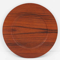 北欧ヴィンテージらしい、あたたかみのある木目が魅力のチーク材プレートです。突板(プライウッド)仕様のため、軽やかで扱いやすく、テーブルの雰囲気を上品にまとめてくれます。メーカー刻印等は見当たらず詳細は不明ですが、形状や素材感から1960年代頃のデンマーク製と思われます。アクセサリートレイや小物置きとしても使いやすい一枚です。