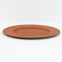 北欧ヴィンテージらしい、あたたかみのある木目が魅力のチーク材プレートです。突板(プライウッド)仕様のため、軽やかで扱いやすく、テーブルの雰囲気を上品にまとめてくれます。メーカー刻印等は見当たらず詳細は不明ですが、形状や素材感から1960年代頃のデンマーク製と思われます。アクセサリートレイや小物置きとしても使いやすい一枚です。