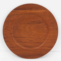 北欧ヴィンテージらしい、あたたかみのある木目が魅力のチーク材プレートです。突板(プライウッド)仕様のため、軽やかで扱いやすく、テーブルの雰囲気を上品にまとめてくれます。メーカー刻印等は見当たらず詳細は不明ですが、形状や素材感から1960年代頃のデンマーク製と思われます。アクセサリートレイや小物置きとしても使いやすい一枚です。