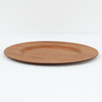 北欧ヴィンテージらしい、あたたかみのある木目が魅力のチーク材プレートです。突板(プライウッド)仕様のため、軽やかで扱いやすく、テーブルの雰囲気を上品にまとめてくれます。メーカー刻印等は見当たらず詳細は不明ですが、形状や素材感から1960年代頃のデンマーク製と思われます。アクセサリートレイや小物置きとしても使いやすい一枚です。