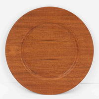 北欧ヴィンテージらしい、あたたかみのある木目が魅力のチーク材プレートです。突板(プライウッド)仕様のため、軽やかで扱いやすく、テーブルの雰囲気を上品にまとめてくれます。メーカー刻印等は見当たらず詳細は不明ですが、形状や素材感から1960年代頃のデンマーク製と思われます。アクセサリートレイや小物置きとしても使いやすい一枚です。