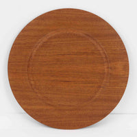 北欧ヴィンテージらしい、あたたかみのある木目が魅力のチーク材プレートです。突板(プライウッド)仕様のため、軽やかで扱いやすく、テーブルの雰囲気を上品にまとめてくれます。メーカー刻印等は見当たらず詳細は不明ですが、形状や素材感から1960年代頃のデンマーク製と思われます。アクセサリートレイや小物置きとしても使いやすい一枚です。