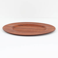 北欧ヴィンテージらしい、あたたかみのある木目が魅力のチーク材プレートです。突板(プライウッド)仕様のため、軽やかで扱いやすく、テーブルの雰囲気を上品にまとめてくれます。メーカー刻印等は見当たらず詳細は不明ですが、形状や素材感から1960年代頃のデンマーク製と思われます。アクセサリートレイや小物置きとしても使いやすい一枚です。