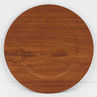 北欧ヴィンテージらしい、あたたかみのある木目が魅力のチーク材プレートです。突板(プライウッド)仕様のため、軽やかで扱いやすく、テーブルの雰囲気を上品にまとめてくれます。メーカー刻印等は見当たらず詳細は不明ですが、形状や素材感から1960年代頃のデンマーク製と思われます。アクセサリートレイや小物置きとしても使いやすい一枚です。