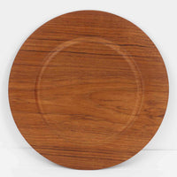 北欧ヴィンテージらしい、あたたかみのある木目が魅力のチーク材プレートです。突板(プライウッド)仕様のため、軽やかで扱いやすく、テーブルの雰囲気を上品にまとめてくれます。メーカー刻印等は見当たらず詳細は不明ですが、形状や素材感から1960年代頃のデンマーク製と思われます。アクセサリートレイや小物置きとしても使いやすい一枚です。