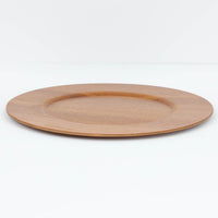 北欧ヴィンテージらしい、あたたかみのある木目が魅力のチーク材プレートです。突板(プライウッド)仕様のため、軽やかで扱いやすく、テーブルの雰囲気を上品にまとめてくれます。メーカー刻印等は見当たらず詳細は不明ですが、形状や素材感から1960年代頃のデンマーク製と思われます。アクセサリートレイや小物置きとしても使いやすい一枚です。