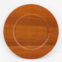 北欧ヴィンテージらしい、あたたかみのある木目が魅力のチーク材プレートです。突板(プライウッド)仕様のため、軽やかで扱いやすく、テーブルの雰囲気を上品にまとめてくれます。メーカー刻印等は見当たらず詳細は不明ですが、形状や素材感から1960年代頃のデンマーク製と思われます。アクセサリートレイや小物置きとしても使いやすい一枚です。