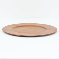 北欧ヴィンテージらしい、あたたかみのある木目が魅力のチーク材プレートです。突板(プライウッド)仕様のため、軽やかで扱いやすく、テーブルの雰囲気を上品にまとめてくれます。メーカー刻印等は見当たらず詳細は不明ですが、形状や素材感から1960年代頃のデンマーク製と思われます。アクセサリートレイや小物置きとしても使いやすい一枚です。