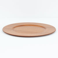 北欧ヴィンテージらしい、あたたかみのある木目が魅力のチーク材プレートです。突板(プライウッド)仕様のため、軽やかで扱いやすく、テーブルの雰囲気を上品にまとめてくれます。メーカー刻印等は見当たらず詳細は不明ですが、形状や素材感から1960年代頃のデンマーク製と思われます。アクセサリートレイや小物置きとしても使いやすい一枚です。