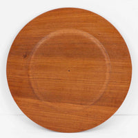 北欧ヴィンテージらしい、あたたかみのある木目が魅力のチーク材プレートです。突板(プライウッド)仕様のため、軽やかで扱いやすく、テーブルの雰囲気を上品にまとめてくれます。メーカー刻印等は見当たらず詳細は不明ですが、形状や素材感から1960年代頃のデンマーク製と思われます。アクセサリートレイや小物置きとしても使いやすい一枚です。