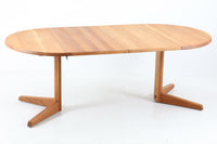 北欧より買い付けました。デザイナー、工房共に分かりかねますが、造りの良い作品です。本体には良質なオーク無垢材が使用されています。エクステンション式で来客時に重宝します。拡張板はオーク突板材のため、拡張時に少しの色味差を感じますが綺麗な状態です。