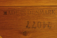 北欧より買い付けました。デザイナー、工房共に分かりかねますが、造りの良い作品です。本体には良質なオーク無垢材が使用されています。エクステンション式で来客時に重宝します。拡張板はオーク突板材のため、拡張時に少しの色味差を感じますが綺麗な状態です。