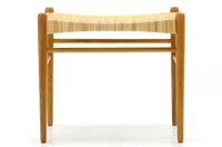 北欧デザインのスツールです。上質なチーク材フレームを丁寧に削り、シャープでスタイリッシュですが、柔らかい表情も持ち合わせたデザインに仕上げています。また、軽量ですが、しっかりとした造りになっています。座面の籐(ラタン)は上質で天然なもので細かい網目状に時間をかけて編み込まれています。使い込むほどにあめ色に変化し馴染んでくるのも天然素材の大きな魅力です。お部屋の片隅にクッションなどを添えて置いておくだけでもおしゃれです。必要なときにすっと出して使えます。複数スタッキングできるのも嬉しいです。