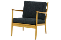 北欧デザインのラウンジチェアです。上質なチーク材フレームを丁寧に削り美しいデザインに仕上げました。ファブリックにチーク材の組み合わせが北欧らしい素敵なデザインです。背もたれは少し浅め(前傾)に設定されており、ちょっと腰をかけるというようなシチュエーションによくあいます。座面にはウェビングテープを使用し弾力がありますが柔らかすぎず長時間座っても疲れにくくなっています。