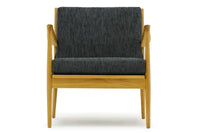 北欧デザインのラウンジチェアです。上質なチーク材フレームを丁寧に削り美しいデザインに仕上げました。ファブリックにチーク材の組み合わせが北欧らしい素敵なデザインです。背もたれは少し浅め(前傾)に設定されており、ちょっと腰をかけるというようなシチュエーションによくあいます。座面にはウェビングテープを使用し弾力がありますが柔らかすぎず長時間座っても疲れにくくなっています。