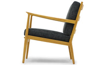 北欧デザインのラウンジチェアです。上質なチーク材フレームを丁寧に削り美しいデザインに仕上げました。ファブリックにチーク材の組み合わせが北欧らしい素敵なデザインです。背もたれは少し浅め(前傾)に設定されており、ちょっと腰をかけるというようなシチュエーションによくあいます。座面にはウェビングテープを使用し弾力がありますが柔らかすぎず長時間座っても疲れにくくなっています。