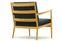 北欧デザインのラウンジチェアです。上質なチーク材フレームを丁寧に削り美しいデザインに仕上げました。ファブリックにチーク材の組み合わせが北欧らしい素敵なデザインです。背もたれは少し浅め(前傾)に設定されており、ちょっと腰をかけるというようなシチュエーションによくあいます。座面にはウェビングテープを使用し弾力がありますが柔らかすぎず長時間座っても疲れにくくなっています。