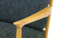 北欧デザインのラウンジチェアです。上質なチーク材フレームを丁寧に削り美しいデザインに仕上げました。ファブリックにチーク材の組み合わせが北欧らしい素敵なデザインです。背もたれは少し浅め(前傾)に設定されており、ちょっと腰をかけるというようなシチュエーションによくあいます。座面にはウェビングテープを使用し弾力がありますが柔らかすぎず長時間座っても疲れにくくなっています。