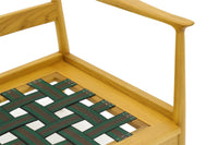 北欧デザインのラウンジチェアです。上質なチーク材フレームを丁寧に削り美しいデザインに仕上げました。ファブリックにチーク材の組み合わせが北欧らしい素敵なデザインです。背もたれは少し浅め(前傾)に設定されており、ちょっと腰をかけるというようなシチュエーションによくあいます。座面にはウェビングテープを使用し弾力がありますが柔らかすぎず長時間座っても疲れにくくなっています。