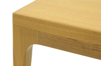 スレンダーな脚が特徴のセンターテーブルです。天板は長方形でシンプルに、コーナーにジョイントされた四角い脚は先端に向かって徐々に丸くなるよう削りだしており、スタイリッシュで美しいデザインに仕上げています。ハンドメイドで一つ一つ丁寧に削り出した脚は天板との一体感があり、まるで完成品かのような仕上がりです。また、汚れやすいとされる足先には汚れが目立ちにくいように、そしてまるで美しい脚に見えるようにと、ひと手間かけてローズウッド材(現在はチーク材のローズウッドカラー塗装への仕様変更となっています)をジョイントしています。