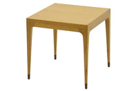 スレンダーな脚が特徴のサイドテーブルです。天板は正方形でシンプルに、コーナーにジョイントされた四角い脚は先端に向かって徐々に丸くなるよう削りだしており、スタイリッシュで美しいデザインに仕上げています。ハンドメイドで一つ一つ丁寧に削り出した脚は天板との一体感があり、まるで完成品かのような仕上がりです。また、汚れやすいとされる足先には汚れが目立ちにくいように、そしてまるで美しい脚に見えるようにと、ひと手間かけてローズウッド材(現在はチーク材のローズウッドカラー塗装への仕様変更となっています)をジョイントしています。