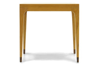 スレンダーな脚が特徴のサイドテーブルです。天板は正方形でシンプルに、コーナーにジョイントされた四角い脚は先端に向かって徐々に丸くなるよう削りだしており、スタイリッシュで美しいデザインに仕上げています。ハンドメイドで一つ一つ丁寧に削り出した脚は天板との一体感があり、まるで完成品かのような仕上がりです。また、汚れやすいとされる足先には汚れが目立ちにくいように、そしてまるで美しい脚に見えるようにと、ひと手間かけてローズウッド材(現在はチーク材のローズウッドカラー塗装への仕様変更となっています)をジョイントしています。