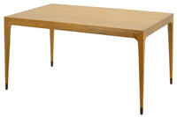 スレンダーな脚が特徴のダイニングテーブルです。天板は長方形でシンプルに、コーナーにジョイントされた四角い脚は先端に向かって徐々に丸くなるよう削りだしており、スタイリッシュで美しいデザインに仕上げています。ハンドメイドで一つ一つ丁寧に削り出した脚は天板との一体感があり、まるで完成品かのような仕上がりです。また、汚れやすいとされる足先には汚れが目立ちにくいように、そしてまるで美しい脚に見えるようにと、ひと手間かけてローズウッド材(現在はチーク材のローズウッドカラー塗装への仕様変更となっています)をジョイントしています。