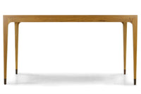 スレンダーな脚が特徴のダイニングテーブルです。天板は長方形でシンプルに、コーナーにジョイントされた四角い脚は先端に向かって徐々に丸くなるよう削りだしており、スタイリッシュで美しいデザインに仕上げています。ハンドメイドで一つ一つ丁寧に削り出した脚は天板との一体感があり、まるで完成品かのような仕上がりです。また、汚れやすいとされる足先には汚れが目立ちにくいように、そしてまるで美しい脚に見えるようにと、ひと手間かけてローズウッド材(現在はチーク材のローズウッドカラー塗装への仕様変更となっています)をジョイントしています。