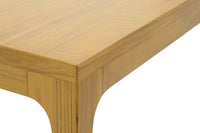 スレンダーな脚が特徴のダイニングテーブルです。天板は長方形でシンプルに、コーナーにジョイントされた四角い脚は先端に向かって徐々に丸くなるよう削りだしており、スタイリッシュで美しいデザインに仕上げています。ハンドメイドで一つ一つ丁寧に削り出した脚は天板との一体感があり、まるで完成品かのような仕上がりです。また、汚れやすいとされる足先には汚れが目立ちにくいように、そしてまるで美しい脚に見えるようにと、ひと手間かけてローズウッド材(現在はチーク材のローズウッドカラー塗装への仕様変更となっています)をジョイントしています。