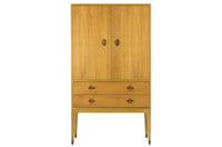 スレンダーな脚が特徴のキャビネットです。本体はシンプルに、コーナーにジョイントされた四角い脚は先端に向かって徐々に丸くなるよう削りだしており、スタイリッシュで美しいデザインに仕上げています。ハンドメイドで一つ一つ丁寧に削り出した脚はチェスト本体との一体感があり、まるで完成品かのような仕上がりです。また、汚れやすいとされる足先には汚れが目立ちにくいように、そしてまるで美しい脚に見えるようにと、ひと手間かけてローズウッド材(現在はチーク材のローズウッドカラー塗装への仕様変更となっています)をジョイントしています。