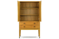 スレンダーな脚が特徴のキャビネットです。本体はシンプルに、コーナーにジョイントされた四角い脚は先端に向かって徐々に丸くなるよう削りだしており、スタイリッシュで美しいデザインに仕上げています。ハンドメイドで一つ一つ丁寧に削り出した脚はチェスト本体との一体感があり、まるで完成品かのような仕上がりです。また、汚れやすいとされる足先には汚れが目立ちにくいように、そしてまるで美しい脚に見えるようにと、ひと手間かけてローズウッド材(現在はチーク材のローズウッドカラー塗装への仕様変更となっています)をジョイントしています。