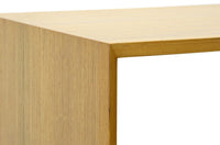 シンプルなオープンシェルフです。オープンシェルフは本棚や飾り棚として利用でき、また背面を設けないことで、お部屋の間仕切りとしても利用できます。こちらのオープンシェルフは外枠が正面に対してフラットではなく斜めになっていて、よりスタイリッシュで高級感な仕上がりになっています。キューブボックス(別売)がぴったり入ります。