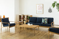 シンプルなオープンシェルフです。オープンシェルフは本棚や飾り棚として利用でき、また背面を設けないことで、お部屋の間仕切りとしても利用できます。こちらのオープンシェルフは外枠が正面に対してフラットではなく斜めになっていて、よりスタイリッシュで高級感な仕上がりになっています。キューブボックス(別売)がぴったり入ります。