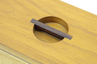 スレンダーな脚が特徴のサイドチェストです。チェスト本体はシンプルに、コーナーにジョイントされた四角い脚は先端に向かって徐々に丸くなるよう削りだしており、スタイリッシュで美しいデザインに仕上げています。ハンドメイドで一つ一つ丁寧に削り出した脚はチェスト本体との一体感があり、まるで完成品かのような仕上がりです。また、汚れやすいとされる足先には汚れが目立ちにくいように、そしてまるで美しい脚に見えるようにと、ひと手間かけてローズウッド材(現在はチーク材のローズウッドカラー塗装への仕様変更となっています)をジョイントしています。