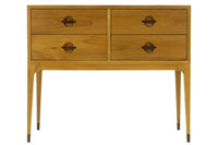 スレンダーな脚が特徴のワイドチェストです。チェスト本体はシンプルに、コーナーにジョイントされた四角い脚は先端に向かって徐々に丸くなるよう削りだしており、スタイリッシュで美しいデザインに仕上げています。ハンドメイドで一つ一つ丁寧に削り出した脚はチェスト本体との一体感があり、まるで完成品かのような仕上がりです。また、汚れやすいとされる足先には汚れが目立ちにくいように、そしてまるで美しい脚に見えるようにと、ひと手間かけてローズウッド材(現在はチーク材のローズウッドカラー塗装への仕様変更となっています)をジョイントしています。