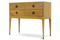 スレンダーな脚が特徴のワイドチェストです。チェスト本体はシンプルに、コーナーにジョイントされた四角い脚は先端に向かって徐々に丸くなるよう削りだしており、スタイリッシュで美しいデザインに仕上げています。ハンドメイドで一つ一つ丁寧に削り出した脚はチェスト本体との一体感があり、まるで完成品かのような仕上がりです。また、汚れやすいとされる足先には汚れが目立ちにくいように、そしてまるで美しい脚に見えるようにと、ひと手間かけてローズウッド材(現在はチーク材のローズウッドカラー塗装への仕様変更となっています)をジョイントしています。