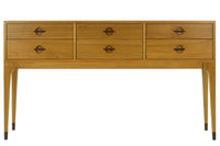 スレンダーな脚が特徴のワイドチェストです。チェスト本体はシンプルに、コーナーにジョイントされた四角い脚は先端に向かって徐々に丸くなるよう削りだしており、スタイリッシュで美しいデザインに仕上げています。ハンドメイドで一つ一つ丁寧に削り出した脚はチェスト本体との一体感があり、まるで完成品かのような仕上がりです。また、汚れやすいとされる足先には汚れが目立ちにくいように、そしてまるで美しい脚に見えるようにと、ひと手間かけてローズウッド材(現在はチーク材のローズウッドカラー塗装への仕様変更となっています)をジョイントしています。